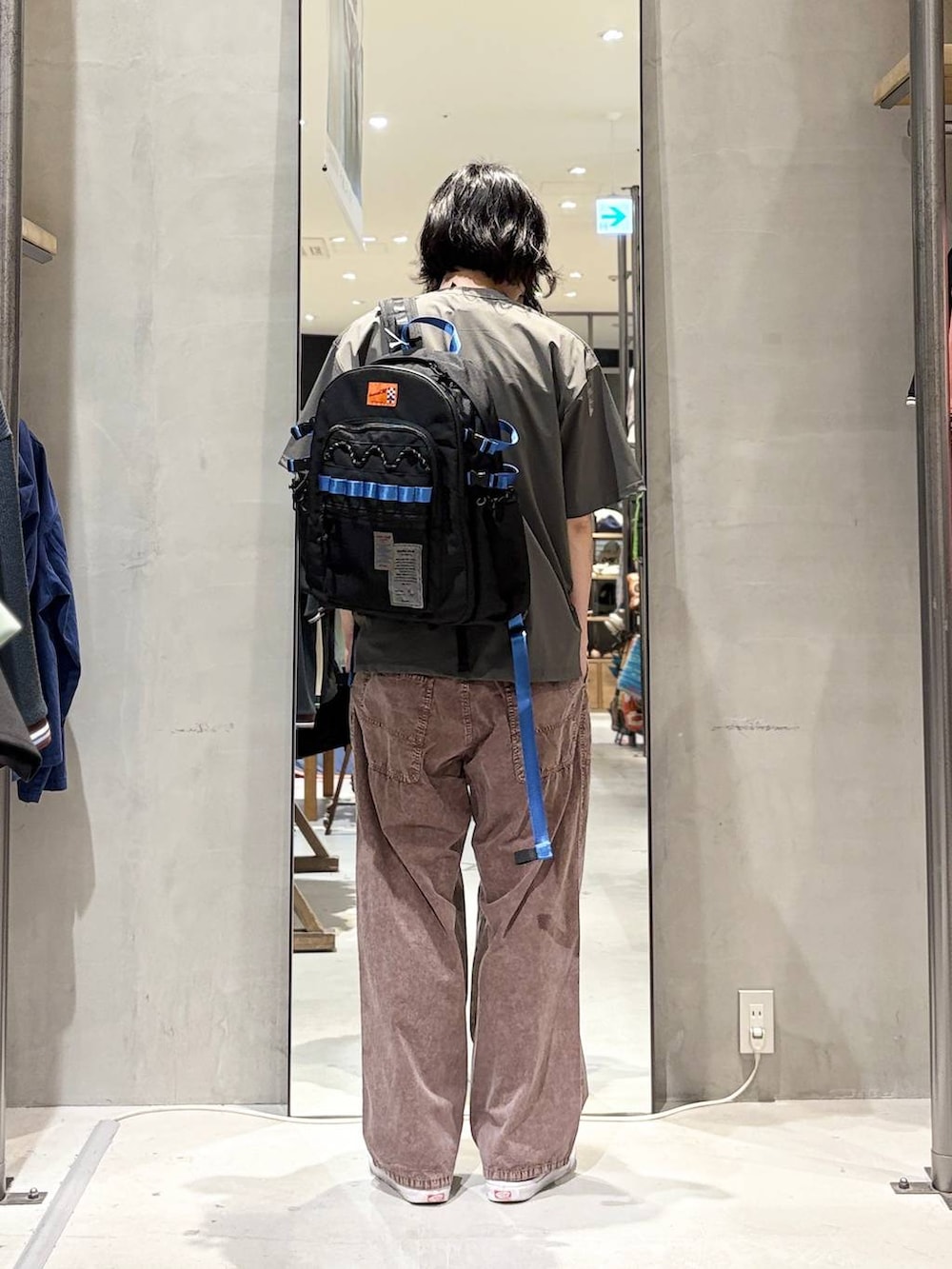 グレー系のTシャツ/カットソー、ブラウン系のその他パンツを着用したメンズの春コーディネートの3枚目の写真