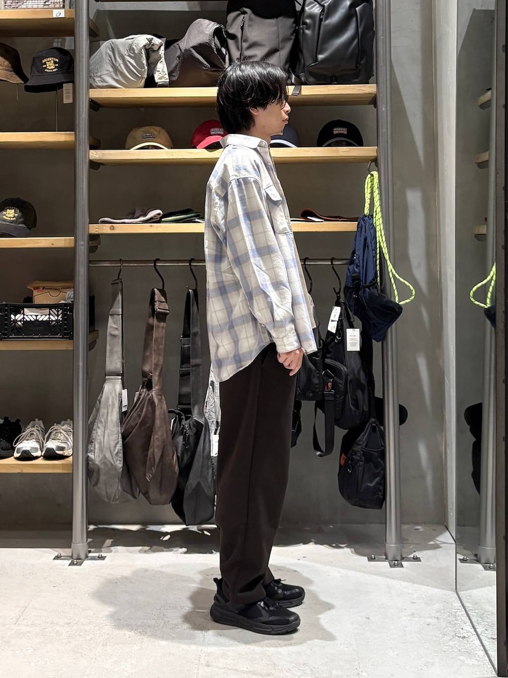 ブラウン系のスウェットパンツ、ベージュ系のシャツ/ブラウス、その他のスウェットを着用したメンズの秋コーディネートの2枚目の写真