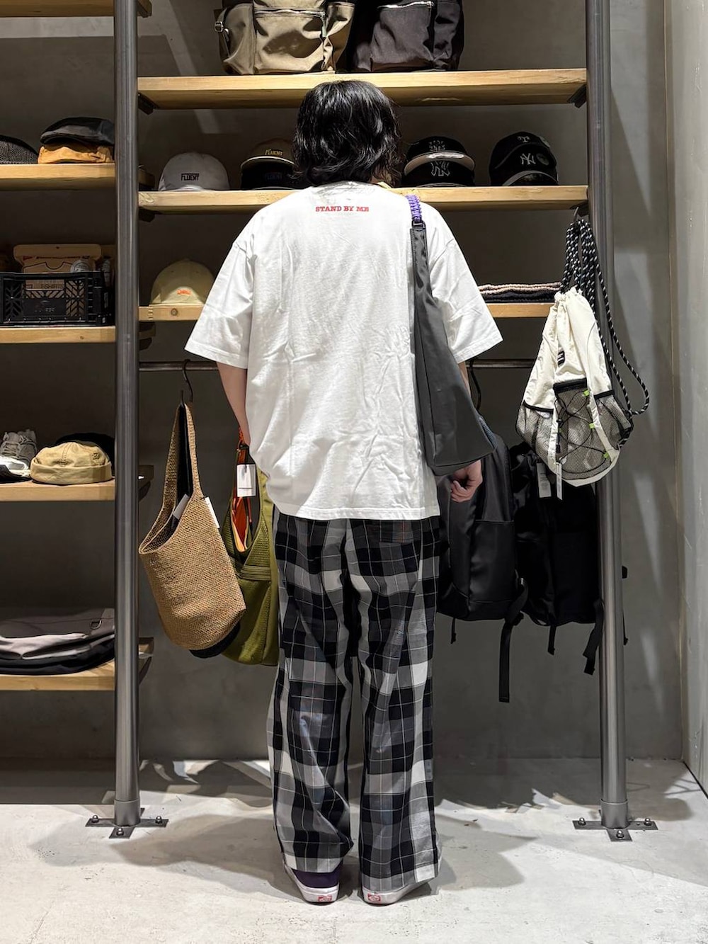 ブラック系のその他パンツ、グレー系のトートバッグ、その他のTシャツ/カットソーを着用したメンズの春コーディネートの3枚目の写真