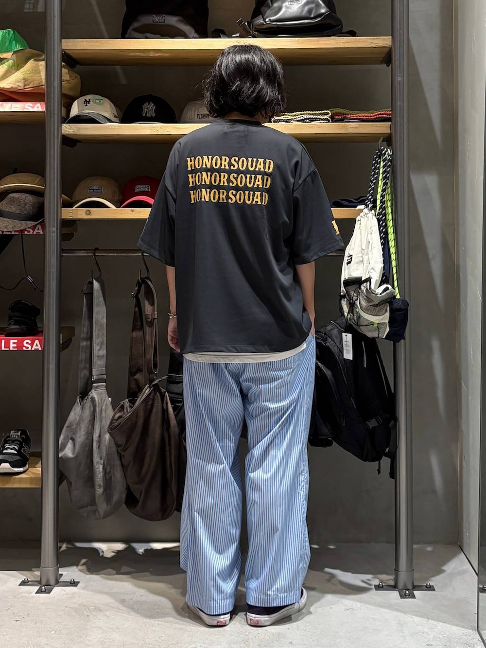 グレー系のTシャツ/カットソー、ブルー系のその他パンツ、その他のブレスレットを着用したメンズの夏コーディネートの3枚目の写真