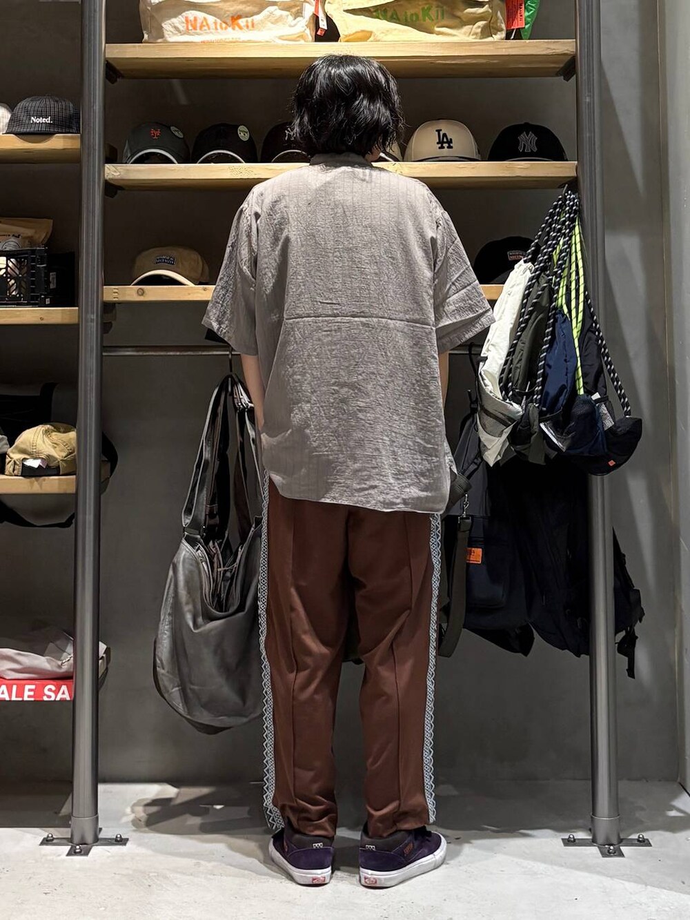 グレー系のシャツ/ブラウス、ブラック系のTシャツ/カットソーを着用したメンズの夏コーディネートの3枚目の写真