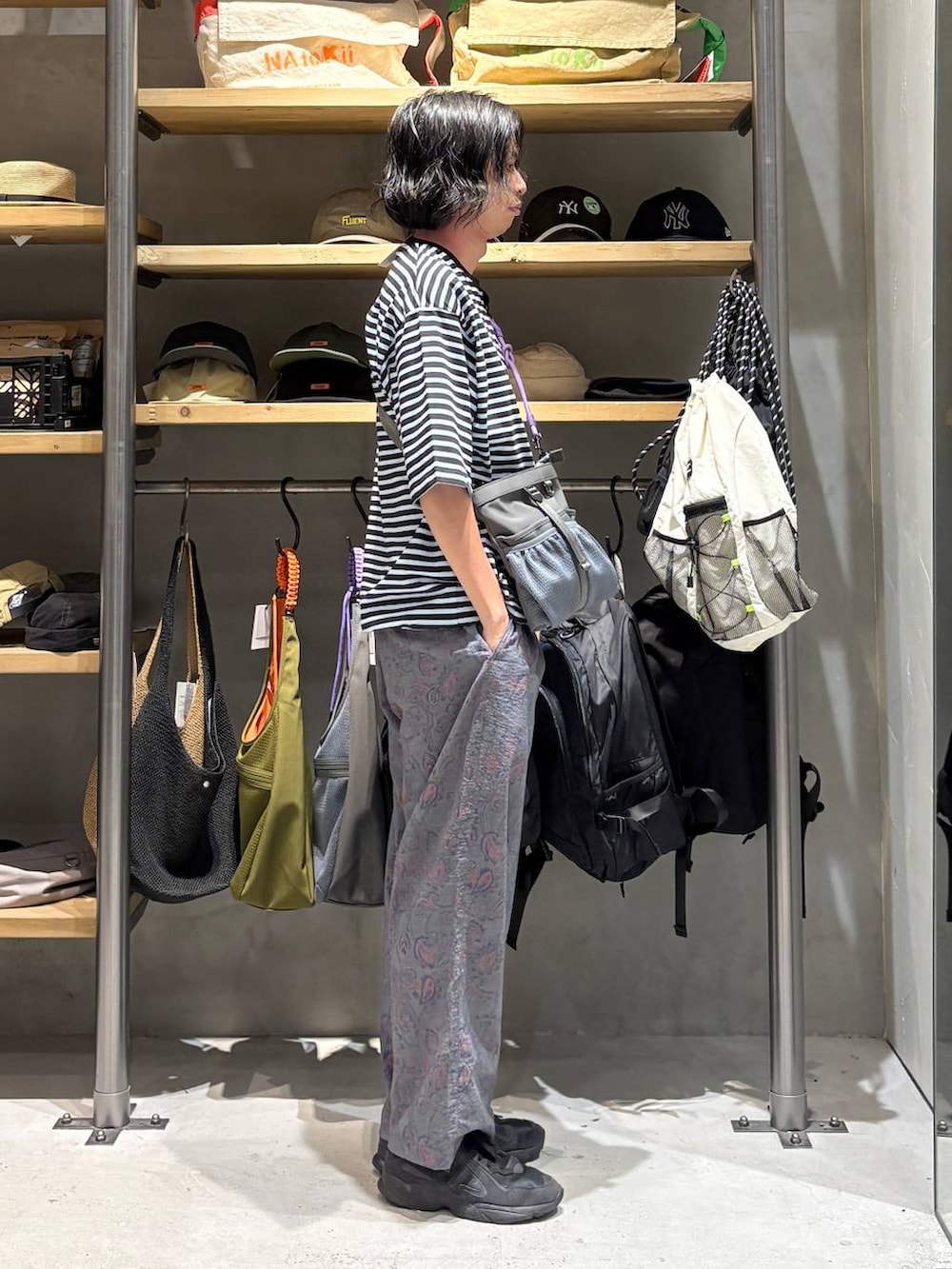 その他のその他パンツ、グレー系のショルダーバッグ、その他のTシャツ/カットソーを着用したメンズの夏コーディネートの2枚目の写真