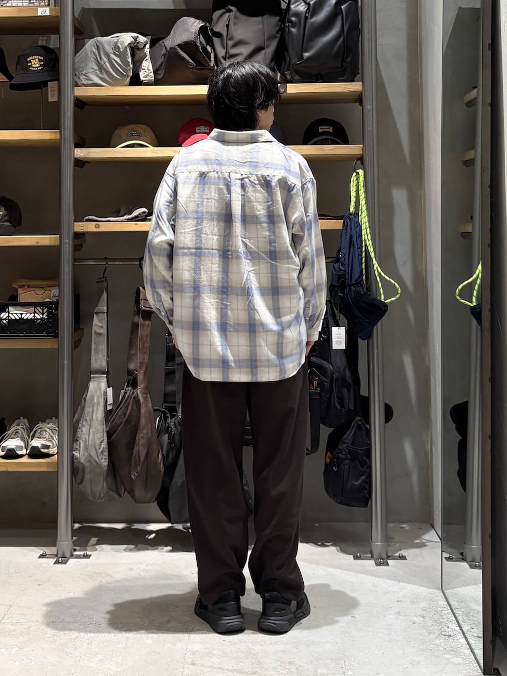 ブラウン系のスウェットパンツ、ベージュ系のシャツ/ブラウス、その他のスウェットを着用したメンズの秋コーディネートの3枚目の写真