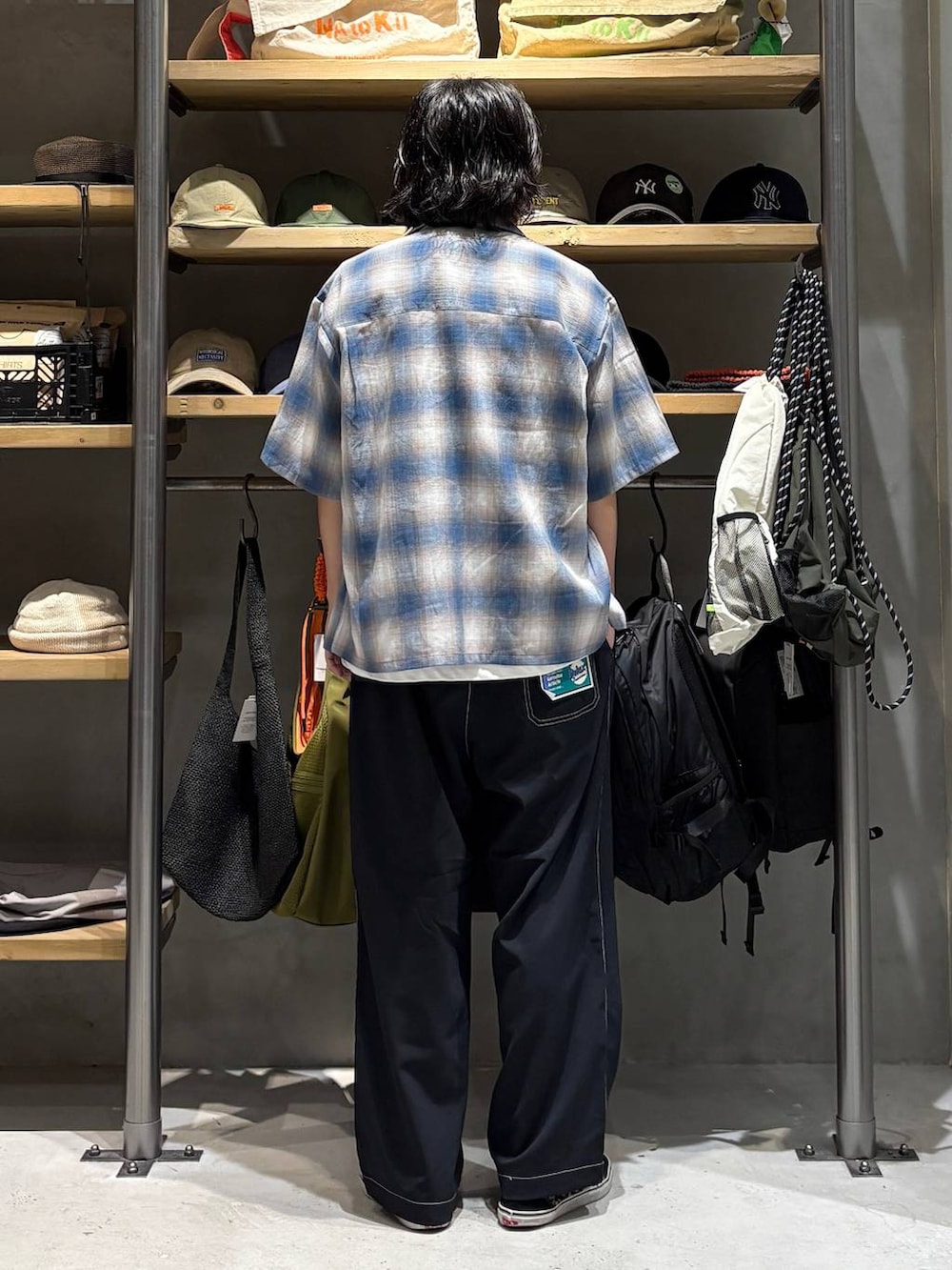 ブラック系のその他パンツ、ホワイト系のTシャツ/カットソー、ブルー系のシャツ/ブラウスを着用したメンズの夏コーディネートの3枚目の写真