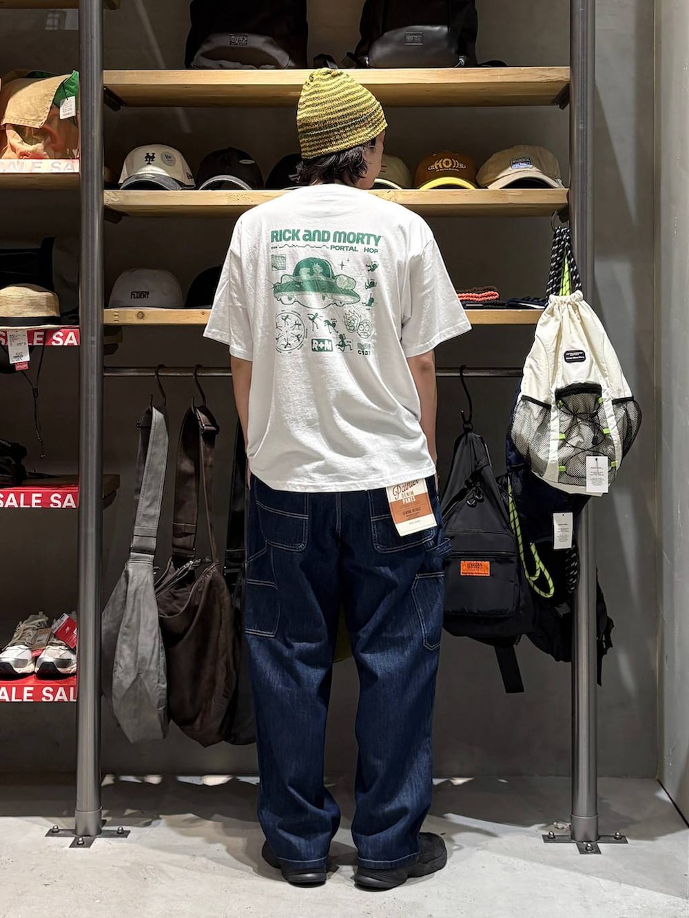 ホワイト系のTシャツ/カットソー、ブルー系のデニムパンツ、イエロー系のニットキャップ/ビーニーを着用したメンズの夏コーディネートの3枚目の写真
