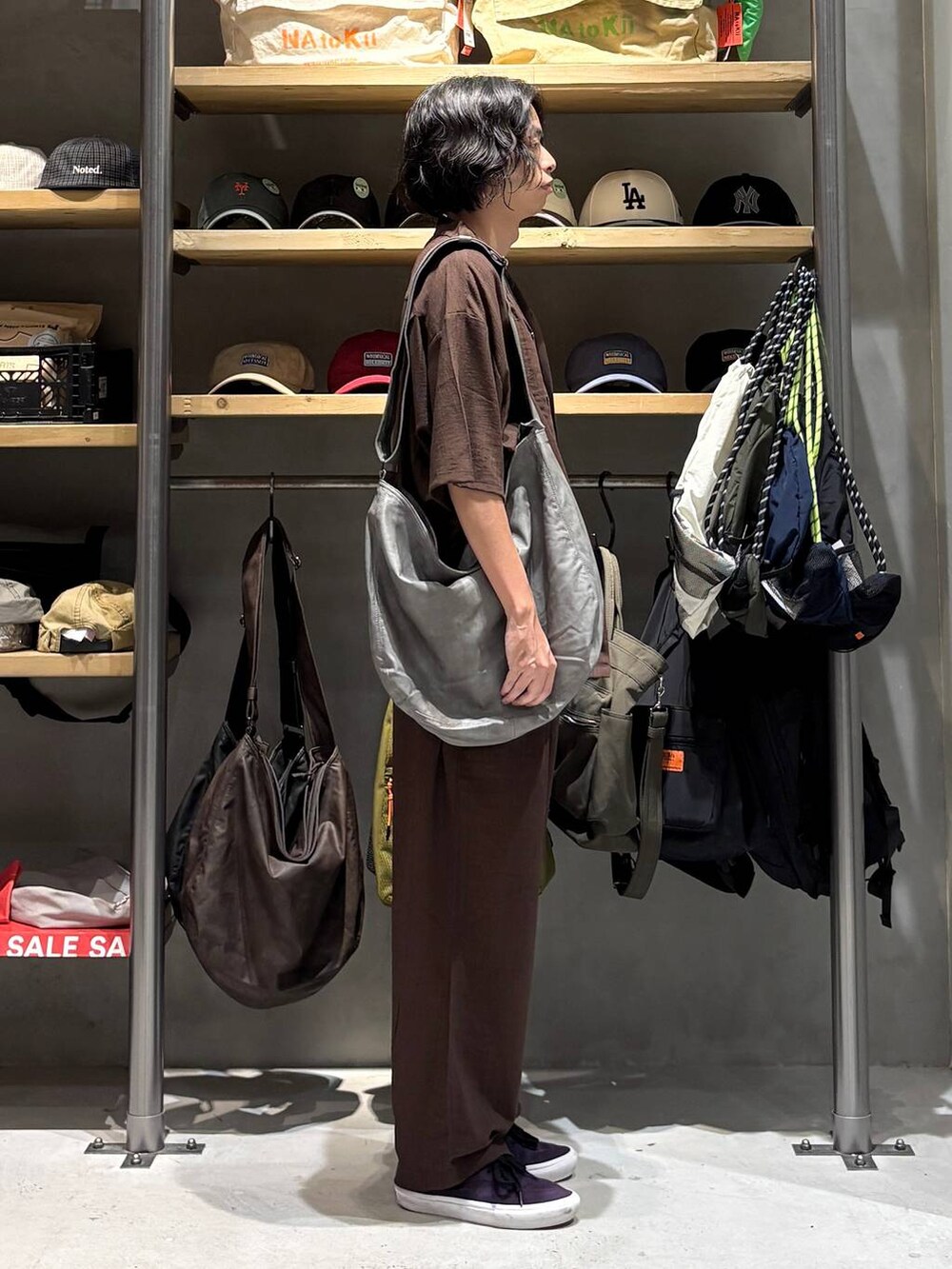 グレー系のショルダーバッグ、ブラウン系のその他パンツ、ブラウン系のシャツ/ブラウスを着用したメンズの夏コーディネートの2枚目の写真