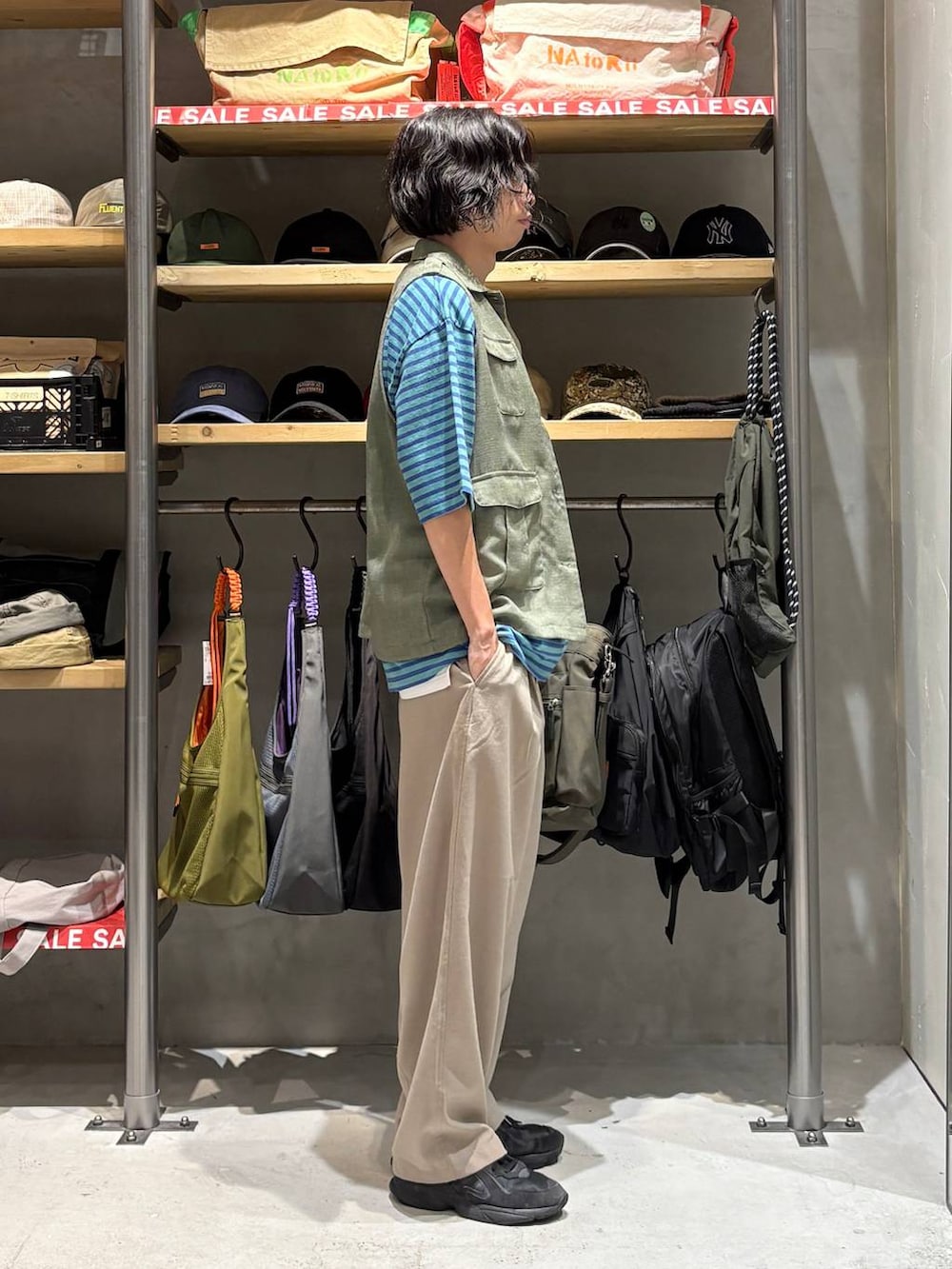 グリーン系のベスト、ベージュ系のその他パンツ、その他のTシャツ/カットソーを着用したメンズの夏コーディネートの2枚目の写真