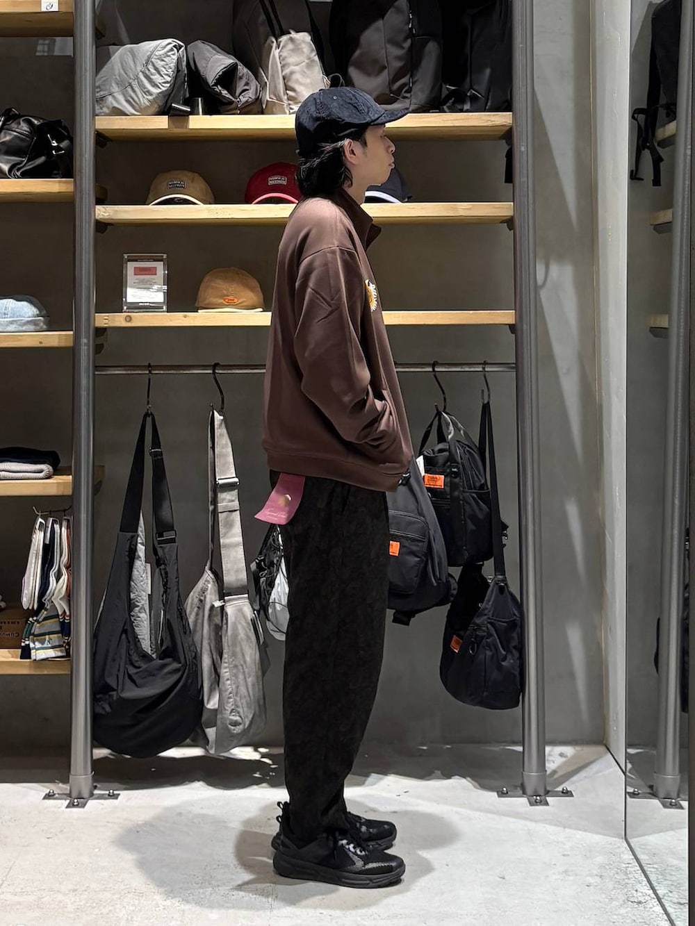 ブラウン系のジャージ、その他のその他パンツ、ブラック系のキャップを着用したメンズの秋コーディネートの2枚目の写真