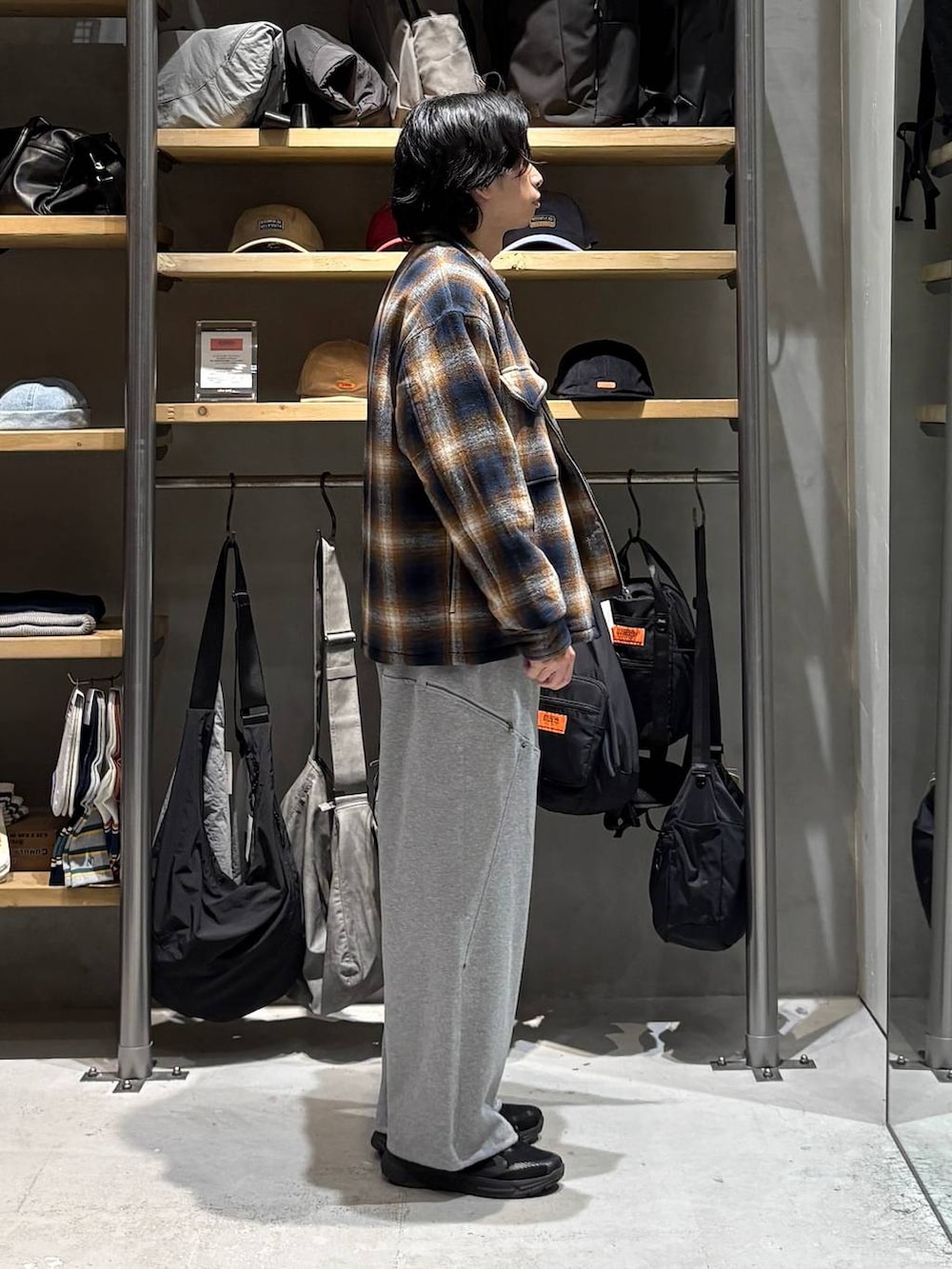 グレー系のスウェットパンツ、ブラウン系のブルゾン、ブラウン系のスウェットを着用したメンズの秋コーディネートの2枚目の写真