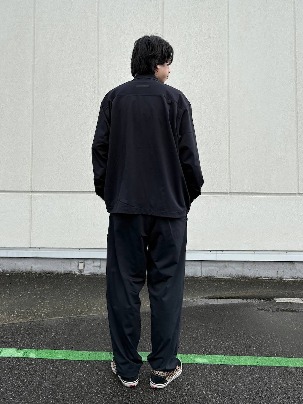 ブラック系のシャツ/ブラウス、ブラック系のその他パンツ、ホワイト系のTシャツ/カットソーを着用したメンズの夏コーディネートの3枚目の写真