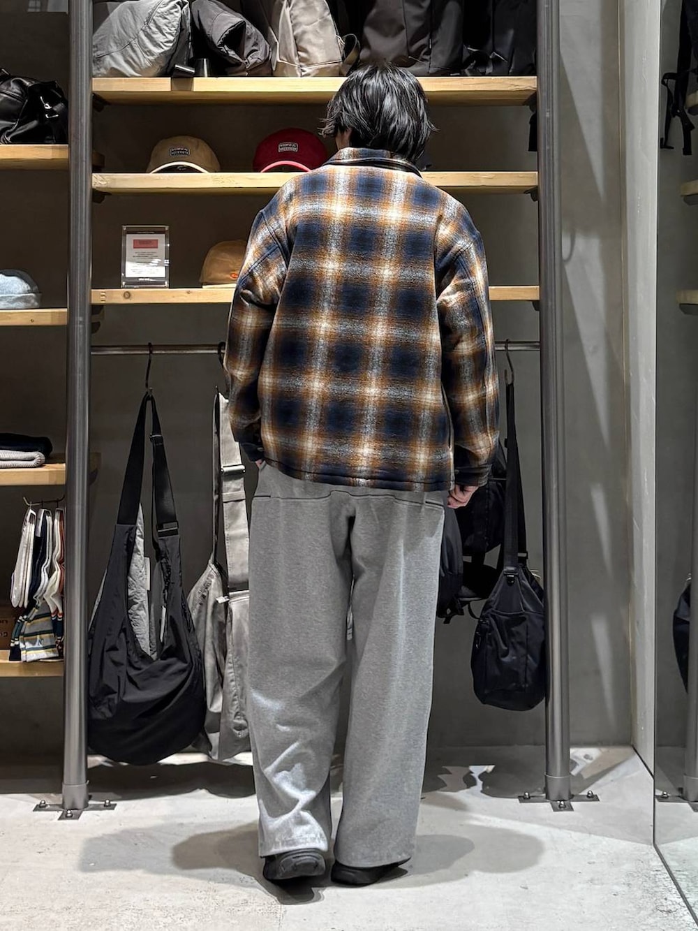 グレー系のスウェットパンツ、ブラウン系のブルゾン、ブラウン系のスウェットを着用したメンズの秋コーディネートの3枚目の写真