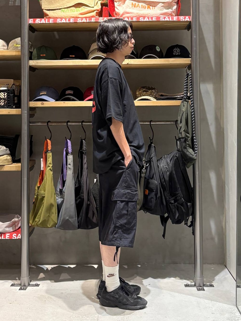ブラック系のカーゴパンツ、その他のTシャツ/カットソー、その他のサングラスを着用したメンズの夏コーディネートの2枚目の写真