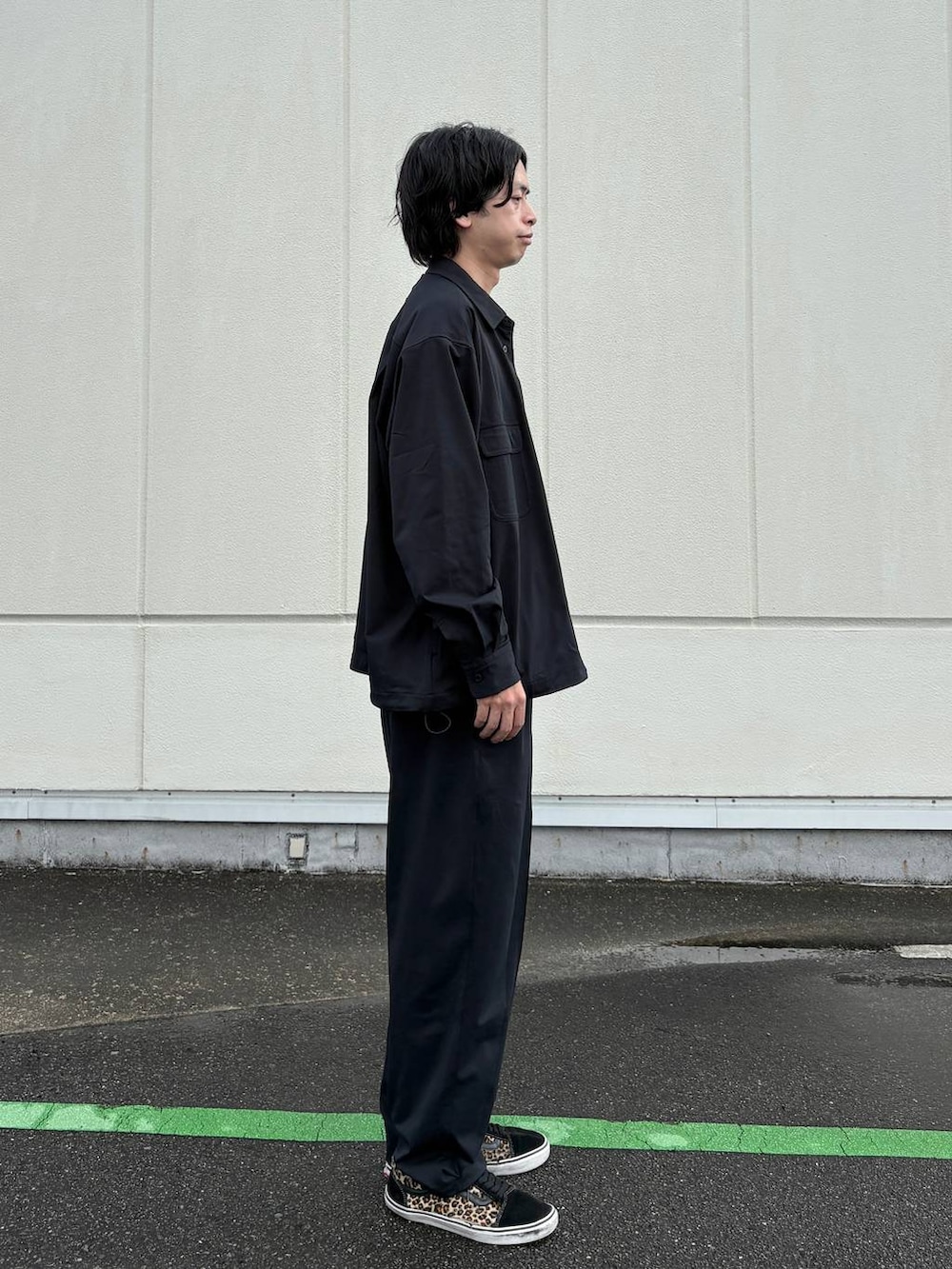 ブラック系のシャツ/ブラウス、ブラック系のその他パンツ、ホワイト系のTシャツ/カットソーを着用したメンズの夏コーディネートの2枚目の写真