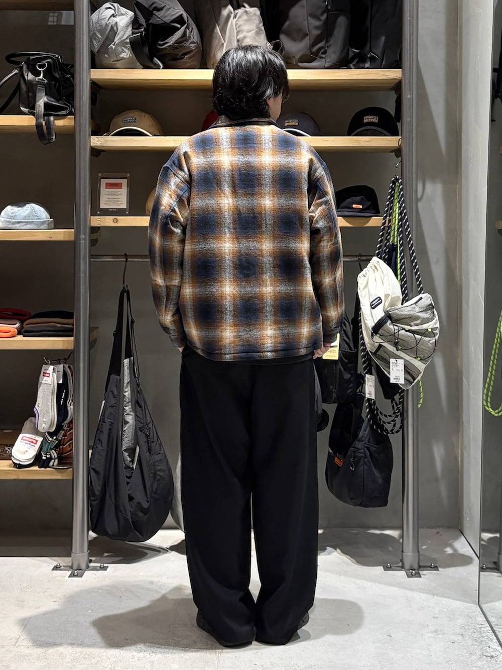 ブラック系のその他パンツ、ブラウン系のブルゾン、その他のスウェットを着用したメンズの秋コーディネートの3枚目の写真