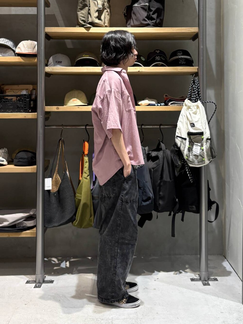 ブラック系のその他パンツ、ピンク系のシャツ/ブラウスを着用したメンズの夏コーディネートの2枚目の写真