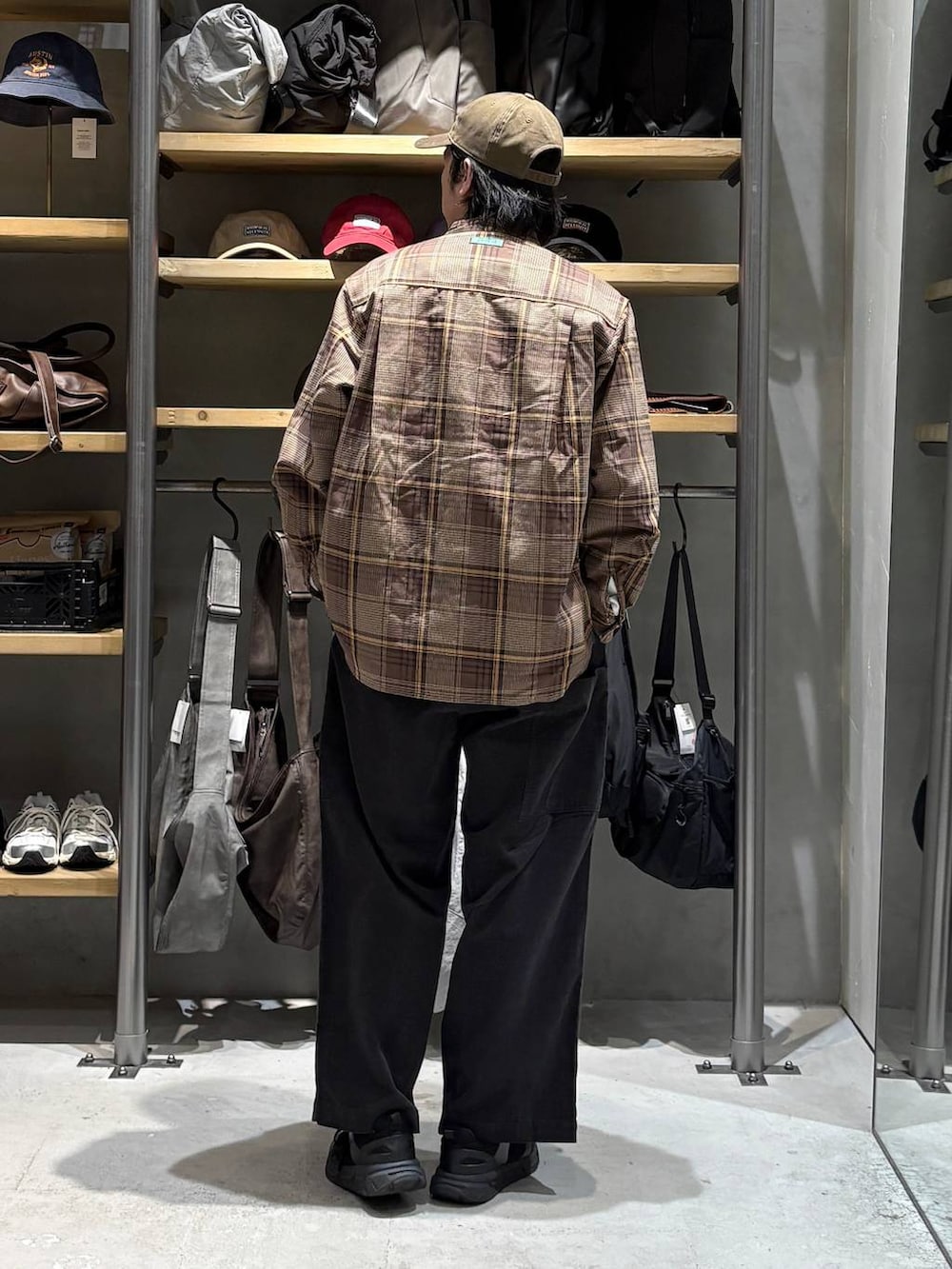 グレー系のその他パンツ、ブラウン系のシャツ/ブラウス、ホワイト系のTシャツ/カットソーを着用したメンズの秋コーディネートの3枚目の写真