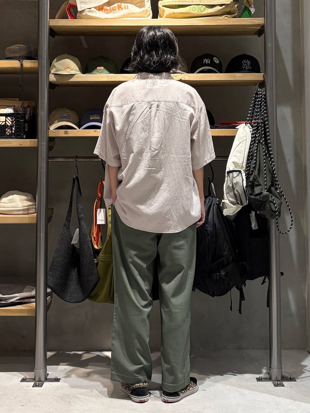 ブラック系のTシャツ/カットソー、グリーン系のその他パンツ、ホワイト系のシャツ/ブラウスを着用したメンズの夏コーディネートの3枚目の写真