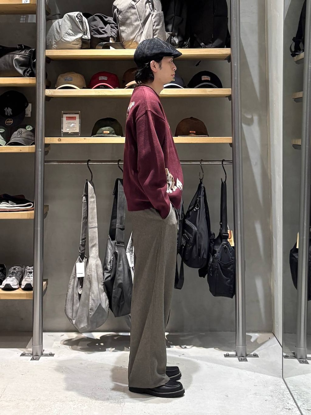 レッド系のニット/セーター、ベージュ系のその他パンツ、ブラック系のローファーを着用したメンズの秋コーディネートの2枚目の写真