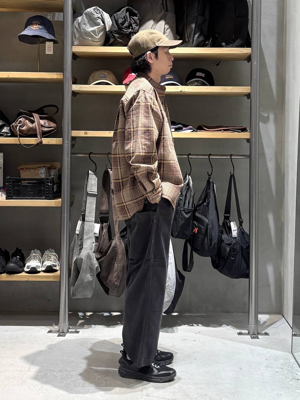 グレー系のその他パンツ、ブラウン系のシャツ/ブラウス、ホワイト系のTシャツ/カットソーを着用したメンズの秋コーディネートの2枚目の写真