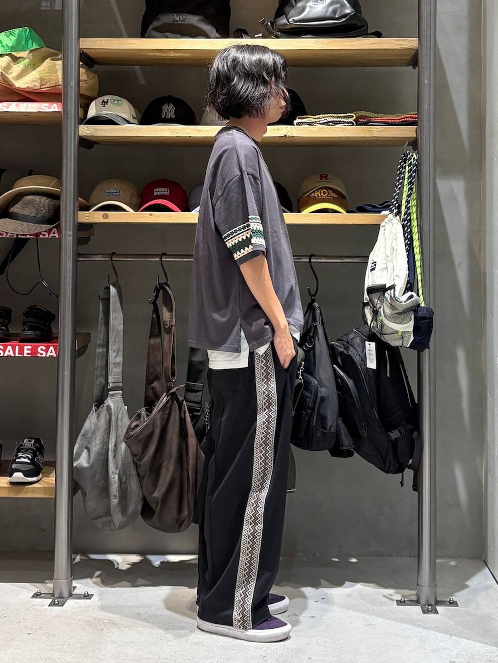 ブラック系のその他パンツ、グレー系のTシャツ/カットソー、その他のネックレスを着用したメンズの夏コーディネートの2枚目の写真