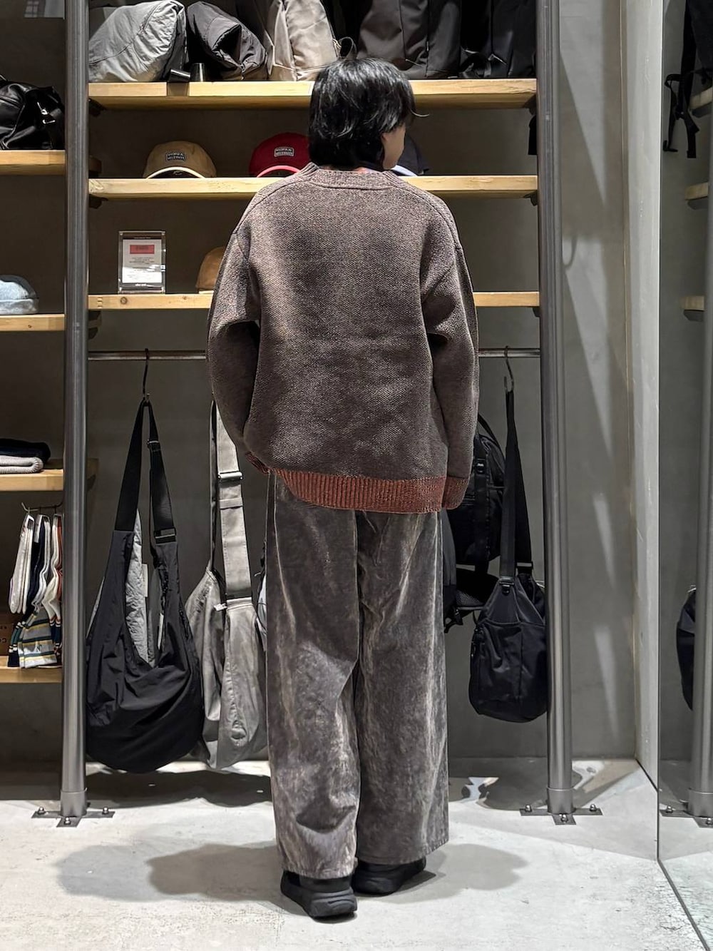 レッド系のシャツ/ブラウス、ブラウン系のカーディガン/ボレロ、グレー系のデニムパンツを着用したメンズの秋コーディネートの3枚目の写真