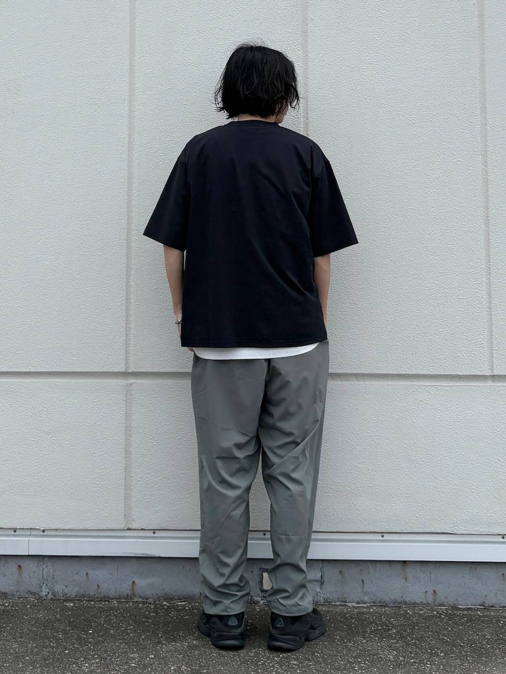 ブラック系のTシャツ/カットソー、グリーン系のその他パンツを着用したメンズの夏コーディネートの3枚目の写真
