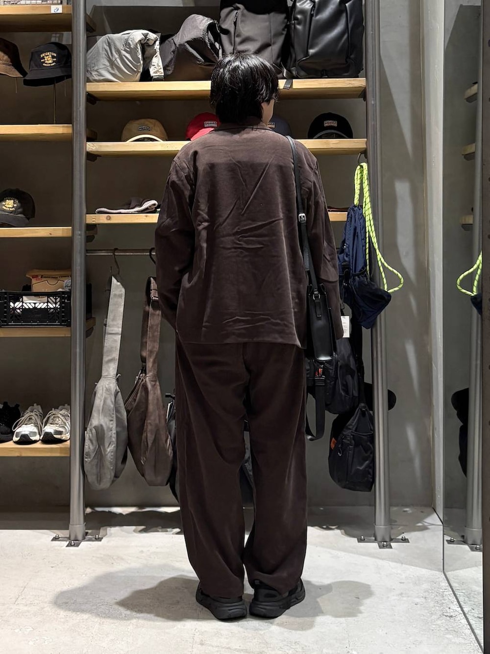 ブラウン系のその他パンツ、ブラック系のショルダーバッグ、ブラウン系のその他アウターを着用したメンズの秋コーディネートの3枚目の写真