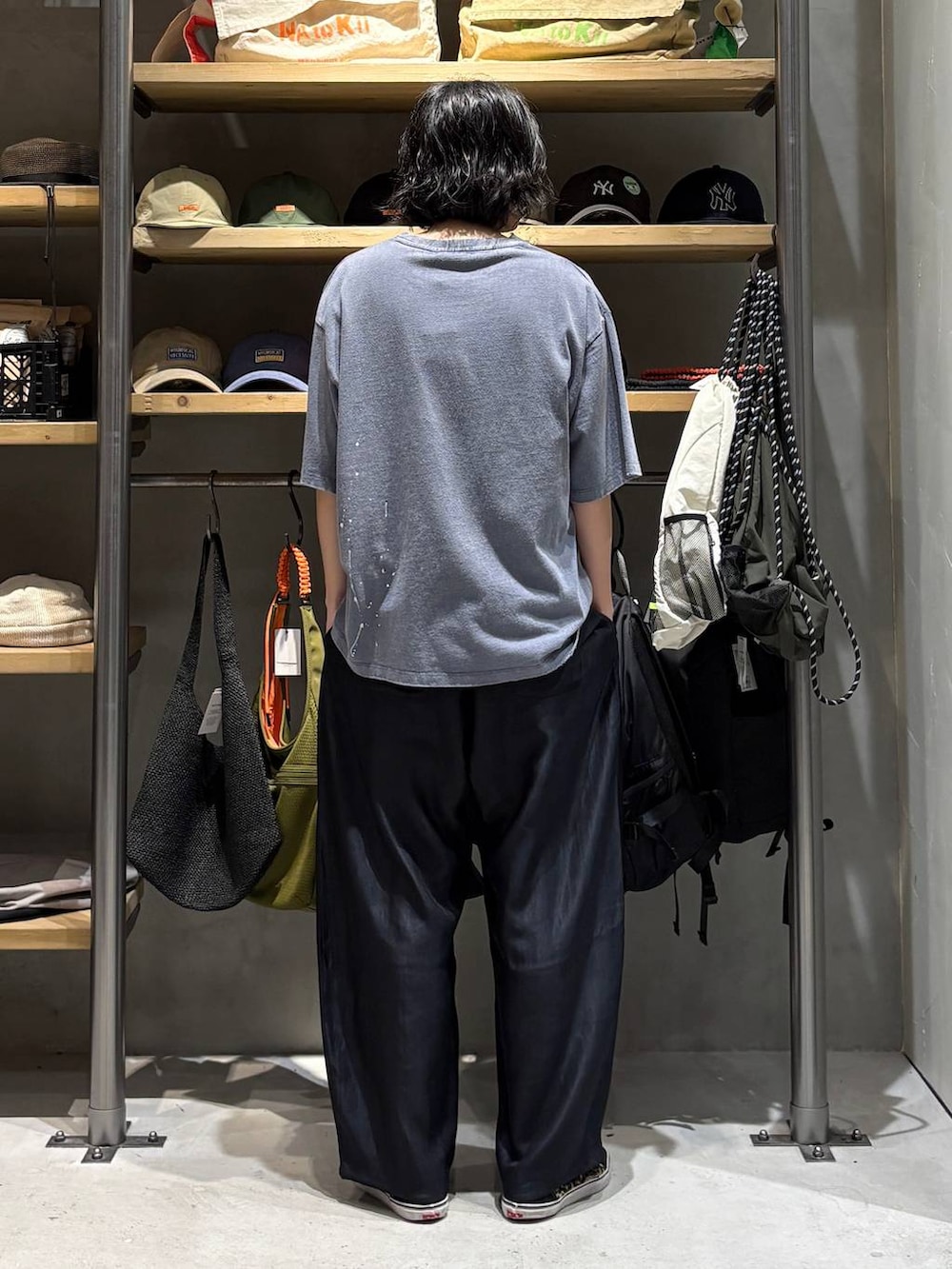 ブルー系のTシャツ/カットソーを着用したメンズの夏コーディネートの3枚目の写真