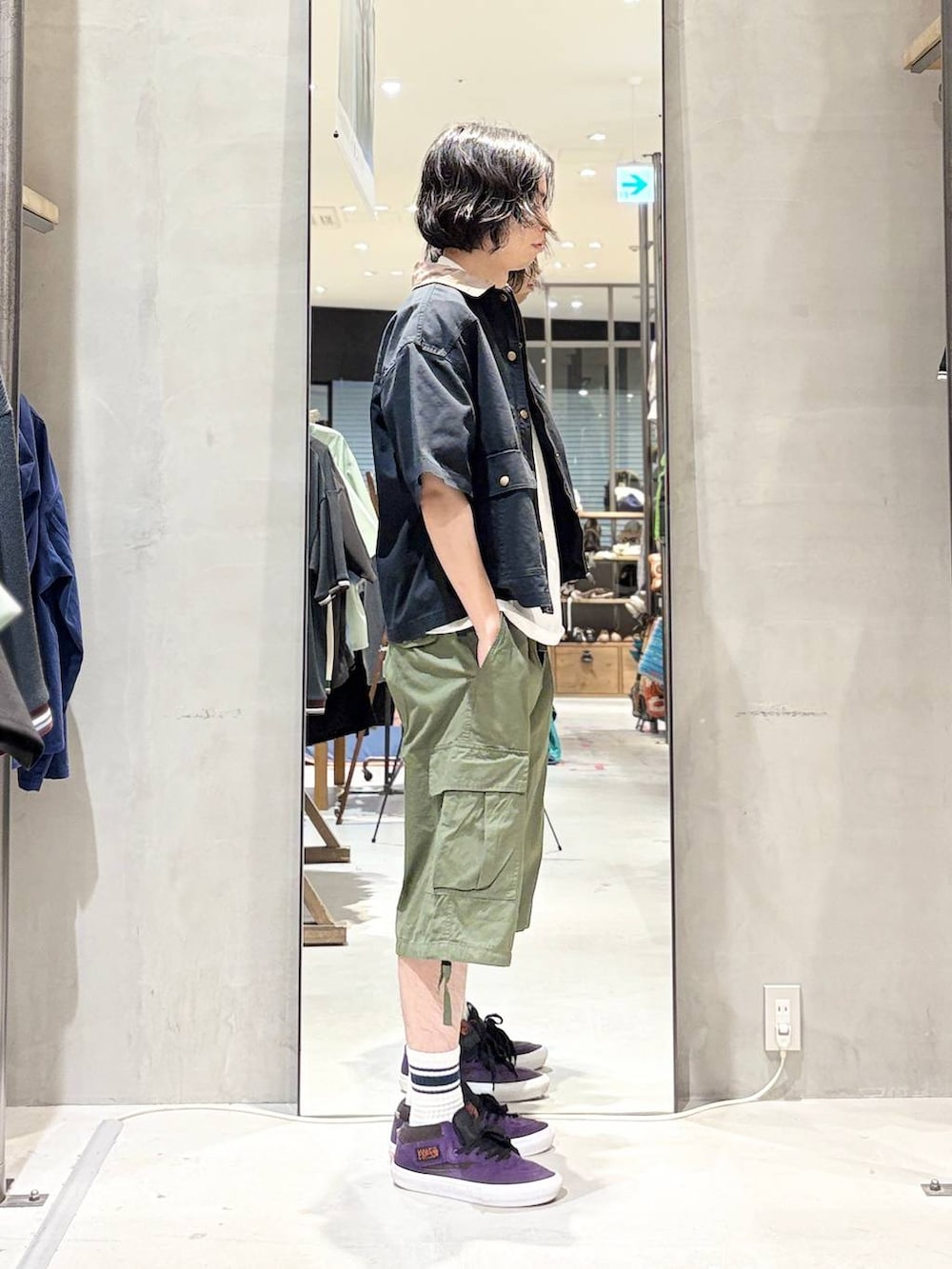 ブラック系のミリタリージャケット、グリーン系のカーゴパンツ、ホワイト系のTシャツ/カットソーを着用したメンズの春コーディネートの2枚目の写真