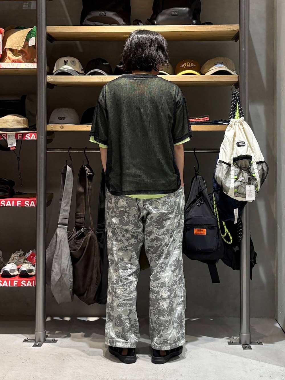 その他のその他パンツ、ブラック系のTシャツ/カットソー、ブラック系のサンダルを着用したメンズの夏コーディネートの3枚目の写真