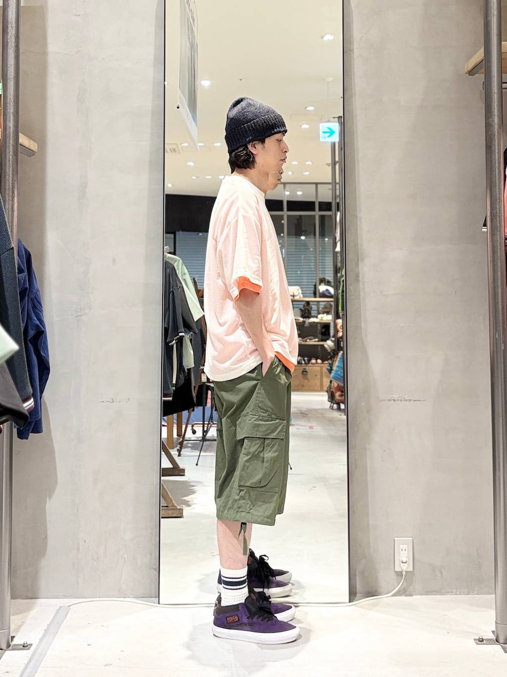 グリーン系のカーゴパンツ、その他のTシャツ/カットソー、ブラック系のニットキャップ/ビーニーを着用したメンズの春コーディネートの2枚目の写真