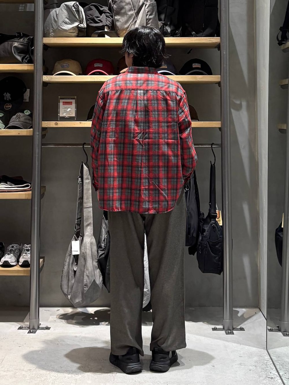 ブラック系のTシャツ/カットソー、レッド系のシャツ/ブラウス、ベージュ系のその他パンツを着用したメンズの秋コーディネートの3枚目の写真