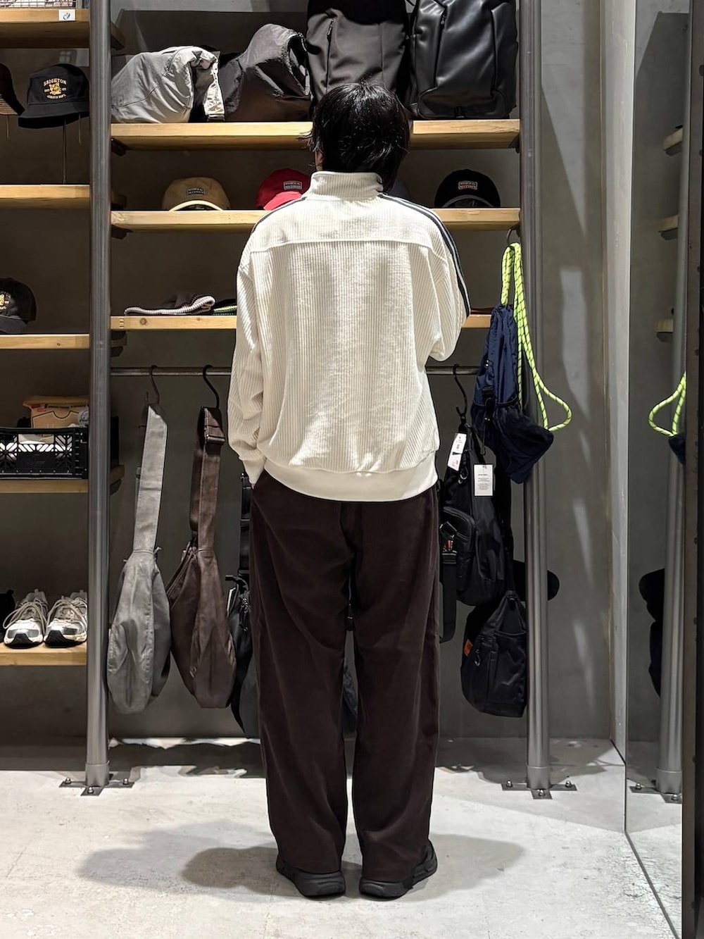 ブラウン系のその他パンツ、ホワイト系のスウェット、ブラウン系のサングラスを着用したメンズの秋コーディネートの3枚目の写真