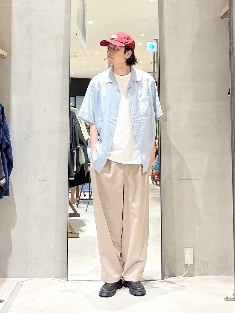 ブラック系のローファー、ベージュ系のその他パンツ、ブルー系のシャツ/ブラウスを着用したメンズの春コーディネートの2枚目の写真
