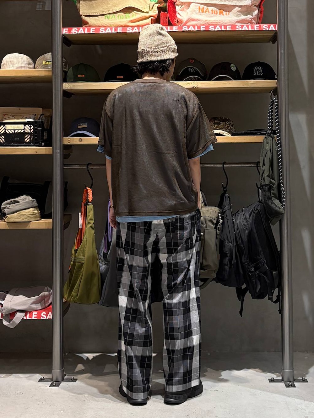 ブラック系のその他パンツ、ブラウン系のTシャツ/カットソー、ベージュ系のニットキャップ/ビーニーを着用したメンズの夏コーディネートの3枚目の写真