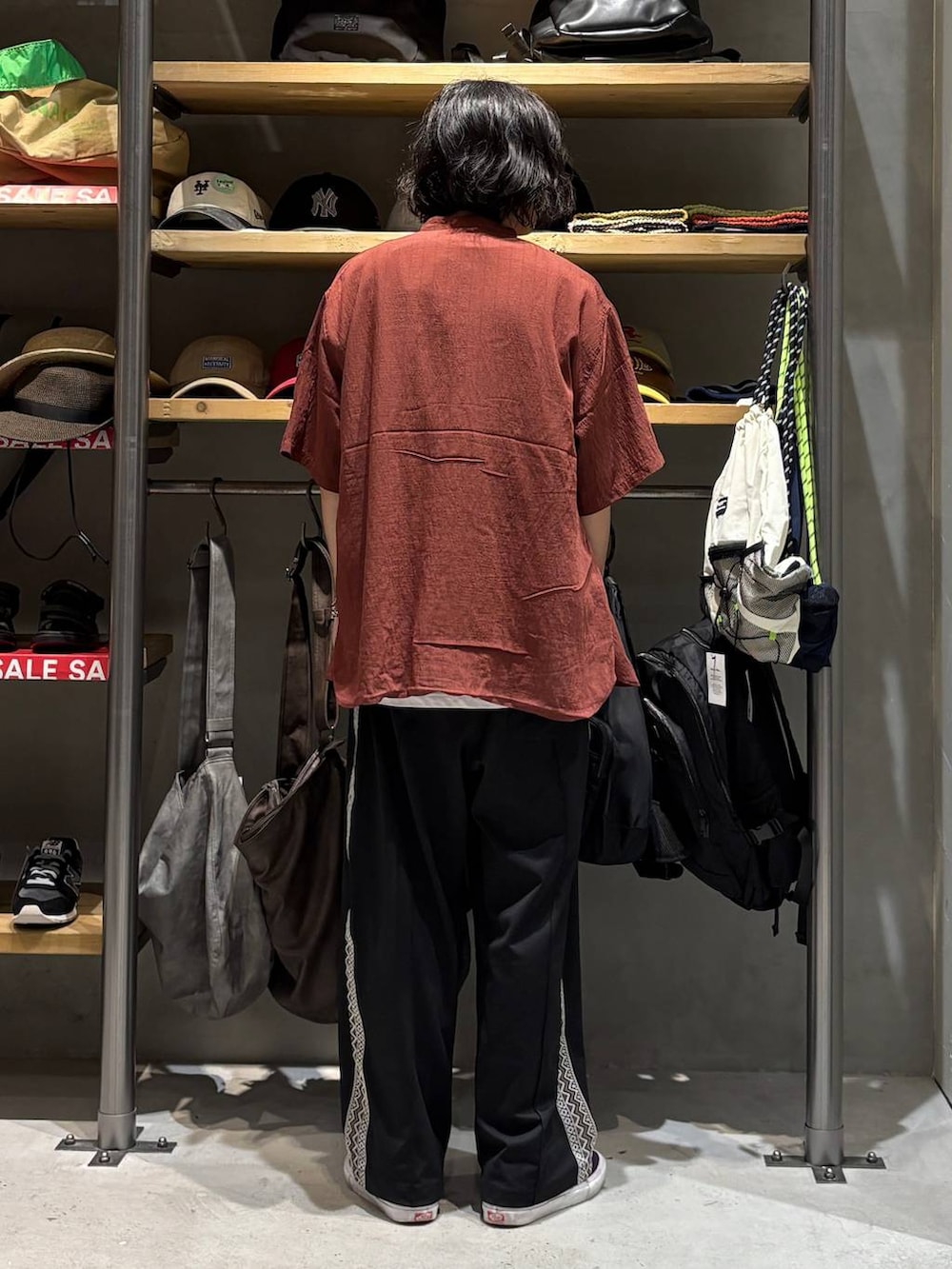 ブラック系のその他パンツ、ブラウン系のシャツ/ブラウス、ホワイト系のTシャツ/カットソーを着用したメンズの夏コーディネートの3枚目の写真
