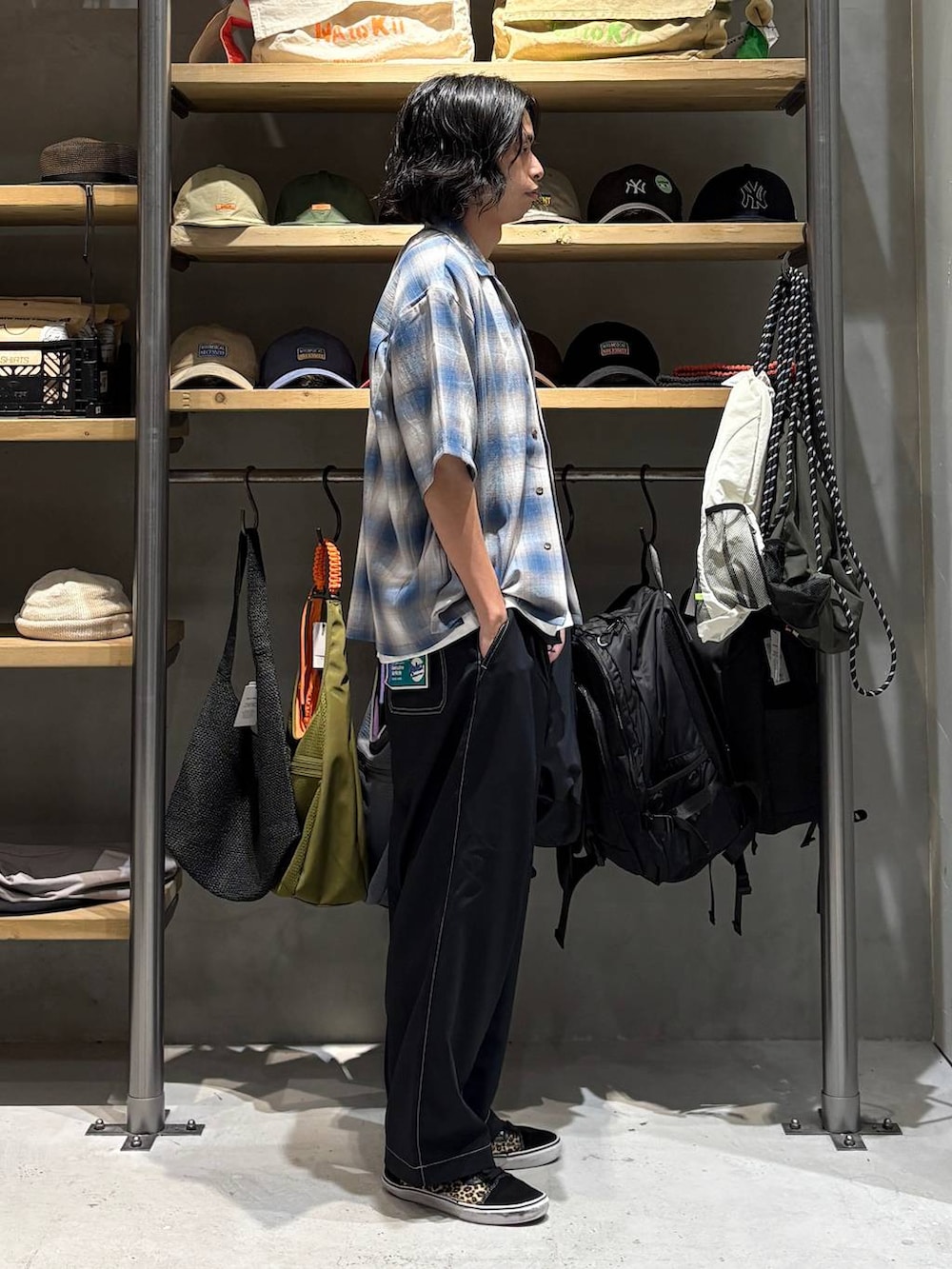 ブラック系のその他パンツ、ホワイト系のTシャツ/カットソー、ブルー系のシャツ/ブラウスを着用したメンズの夏コーディネートの2枚目の写真