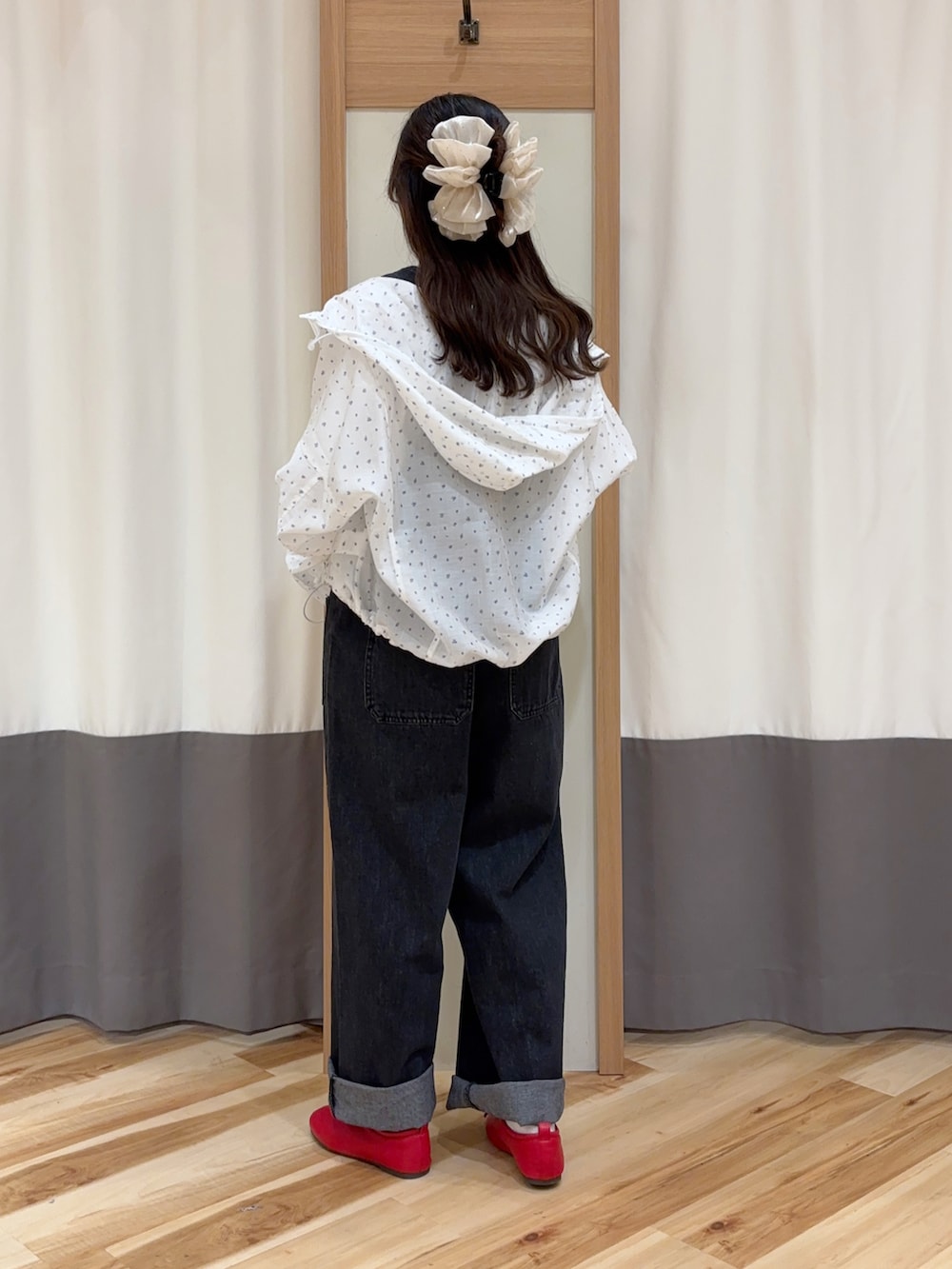 ブラック系のその他パンツ、ホワイト系のTシャツ/カットソー、ホワイト系のブルゾンを着用したレディースの春コーディネートの2枚目の写真