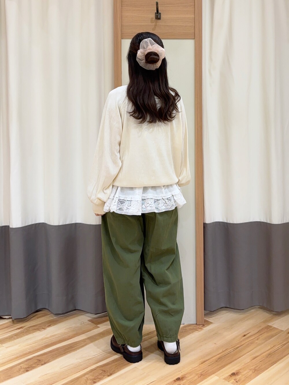 ホワイト系のカーディガン/ボレロ、ホワイト系のシャツ/ブラウス、グリーン系のその他パンツを着用したレディースの春コーディネートの2枚目の写真