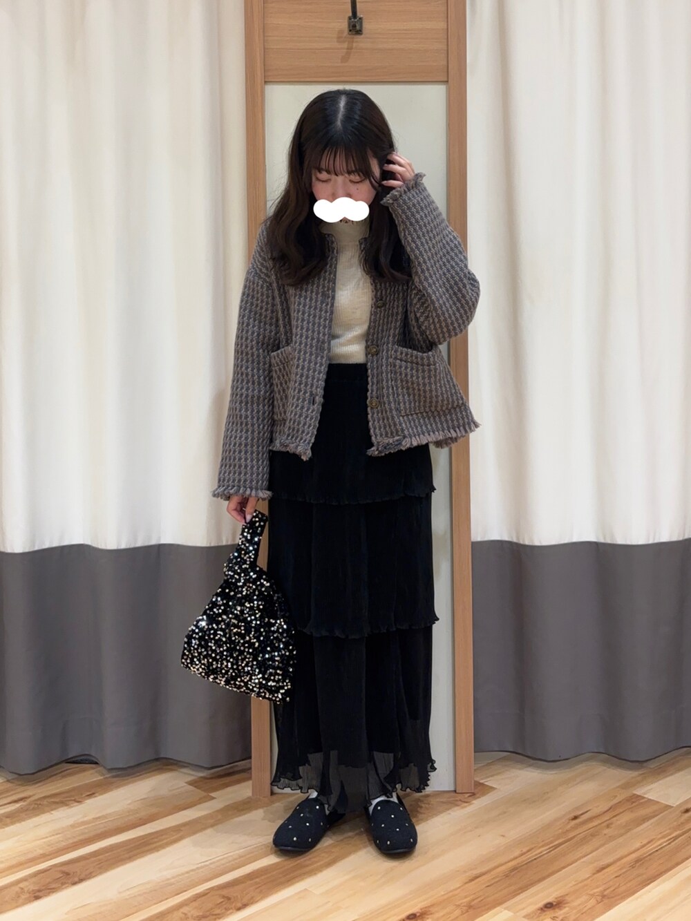 「スパンコール、お出掛けコーデ、大人かわいい、冬服、秋冬、秋冬コーデ、ラメ、ティアードスカート、デートコーデ、低身長、低身長コーデ、サマンサ モスモス(Samansa Mos2)、Samansa Mos2 blue」｜「Samansa Mos2のクルーネックフリンジジャケット（ノーカラージャケット、グレー系）」を使った、ayuさん（レディース・153cm）の冬コーディネートの2枚目の写真