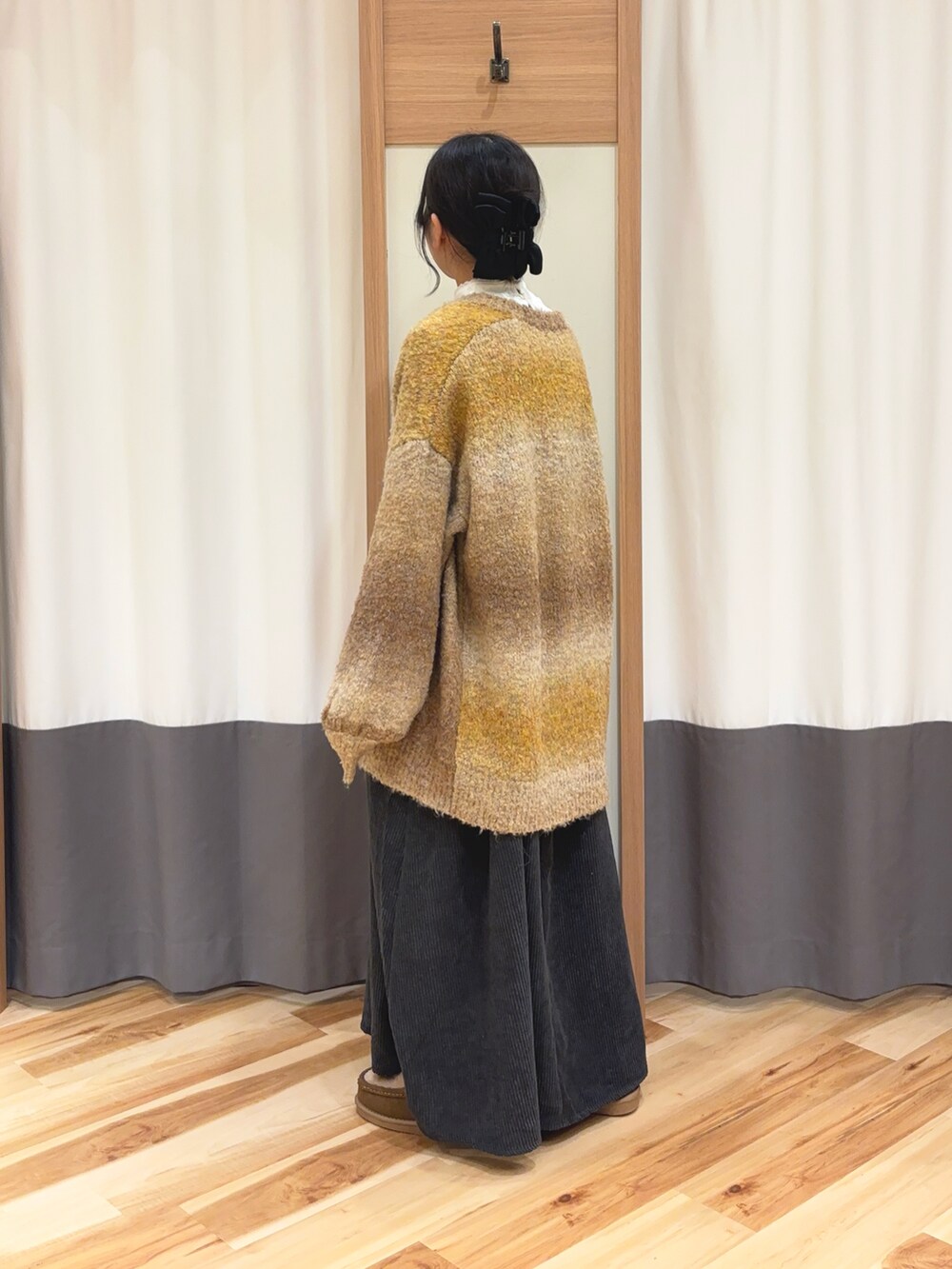 ホワイト系のTシャツ/カットソー、グレー系のワンピース、イエロー系のカーディガン/ボレロを着用したレディースの秋コーディネートの2枚目の写真