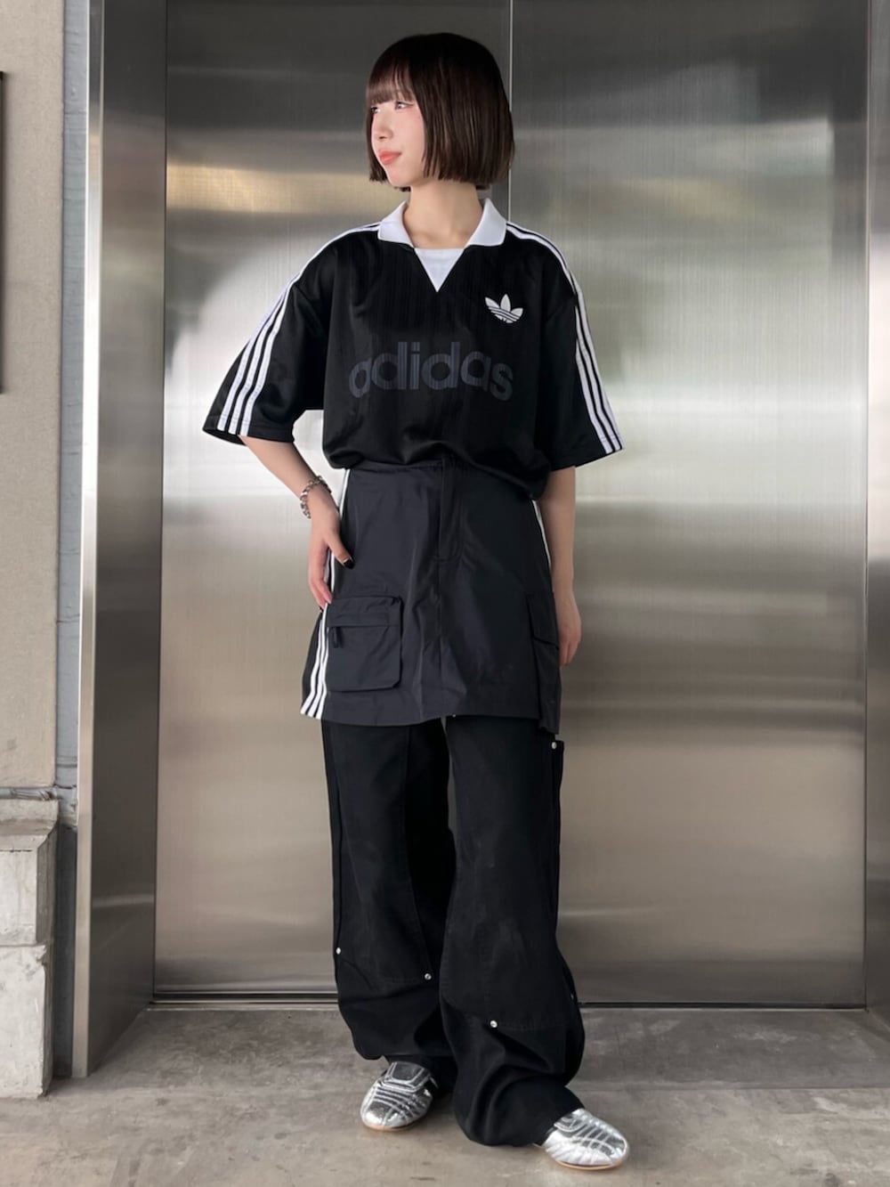 「adidas、adidas originals、アディダス、アディダスオリジナルス、スニーカー、テコンドー、ゲームシャツ、スカート、シルバーシューズ」｜「adidasのテコンドー / Taekwondo（シューズ、シルバー系）」を使った、RHさん（レディース・158cm）の春コーディネートの3枚目の写真