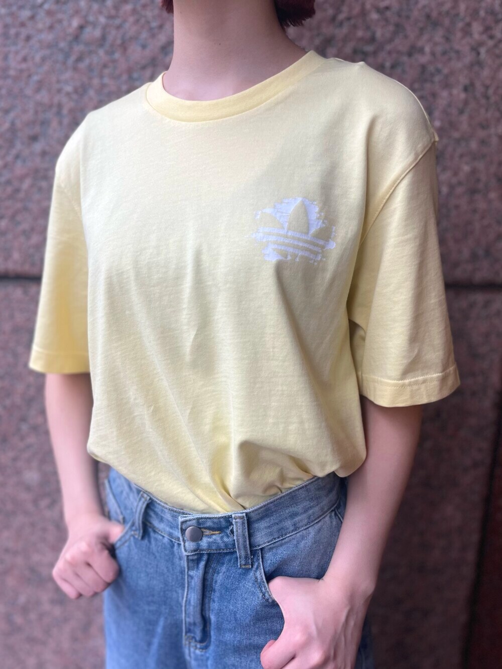 ブラック系のショルダーバッグ、ブラック系のシューズ、イエロー系のTシャツ/カットソーを着用したレディースの春コーディネートの3枚目の写真