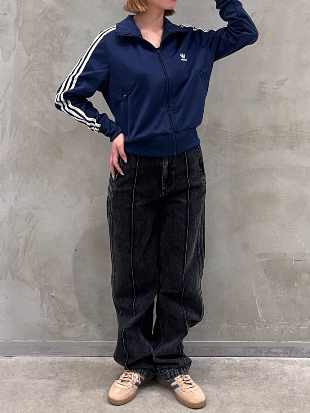 ブラック系のデニムパンツ、ベージュ系のスニーカー、ブルー系のジャージを着用したレディースの夏コーディネートの2枚目の写真