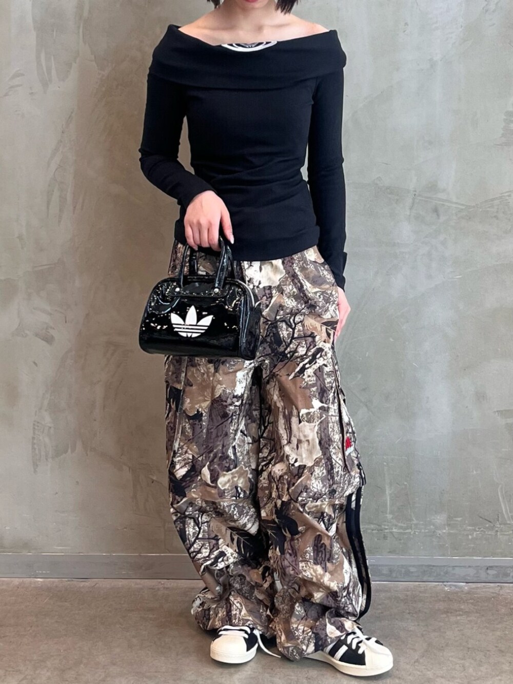 ブラック系のシューズ、ブラック系のTシャツ/カットソー、その他のパンツを着用したレディースの夏コーディネートの2枚目の写真