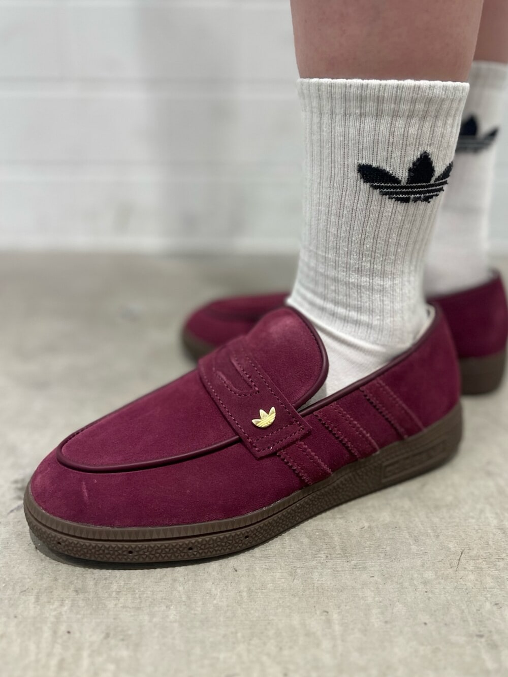 ホワイト系のその他パンツ、ブラック系のショルダーバッグ、レッド系のローファーを着用したレディースの春コーディネートの6枚目の写真