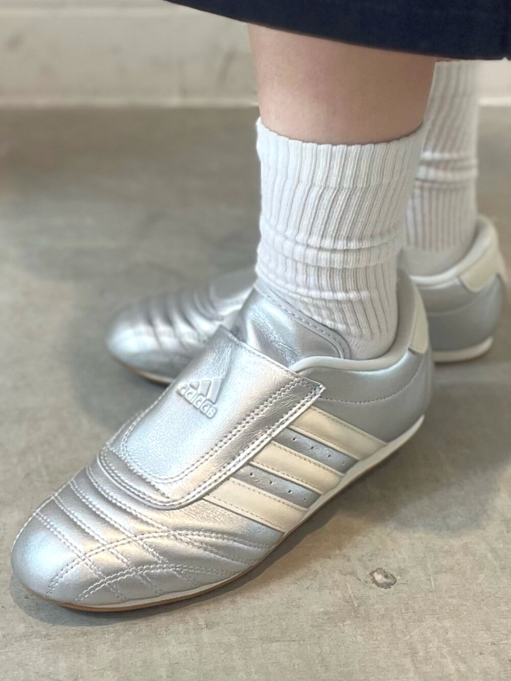 シルバー系のショルダーバッグ、ブラック系のその他パンツ、シルバー系のスニーカーを着用したレディースの秋コーディネートの6枚目の写真