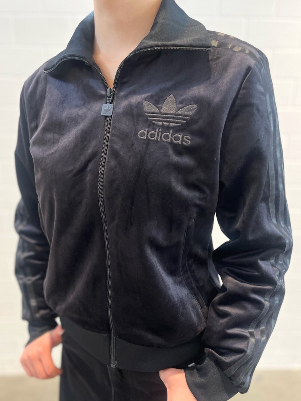 ブラック系のエコバッグ/サブバッグ、ブラック系のデニムパンツ、ブラック系のシューズを着用したレディースの冬コーディネートの3枚目の写真