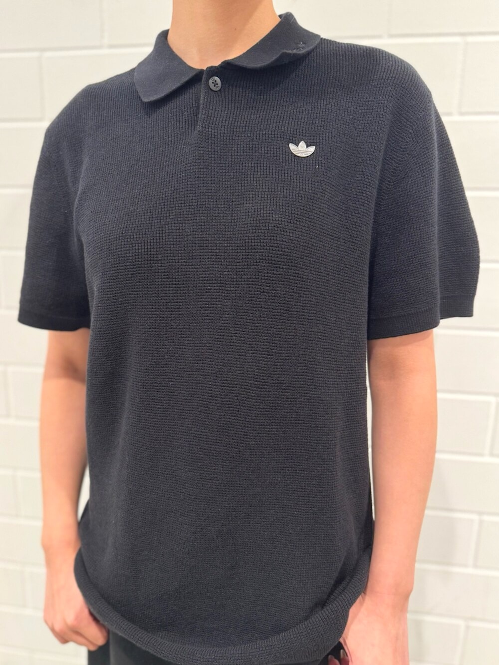 ブラック系のその他パンツ、ホワイト系のシューズ、ブラック系のポロシャツを着用したレディースの秋コーディネートの4枚目の写真