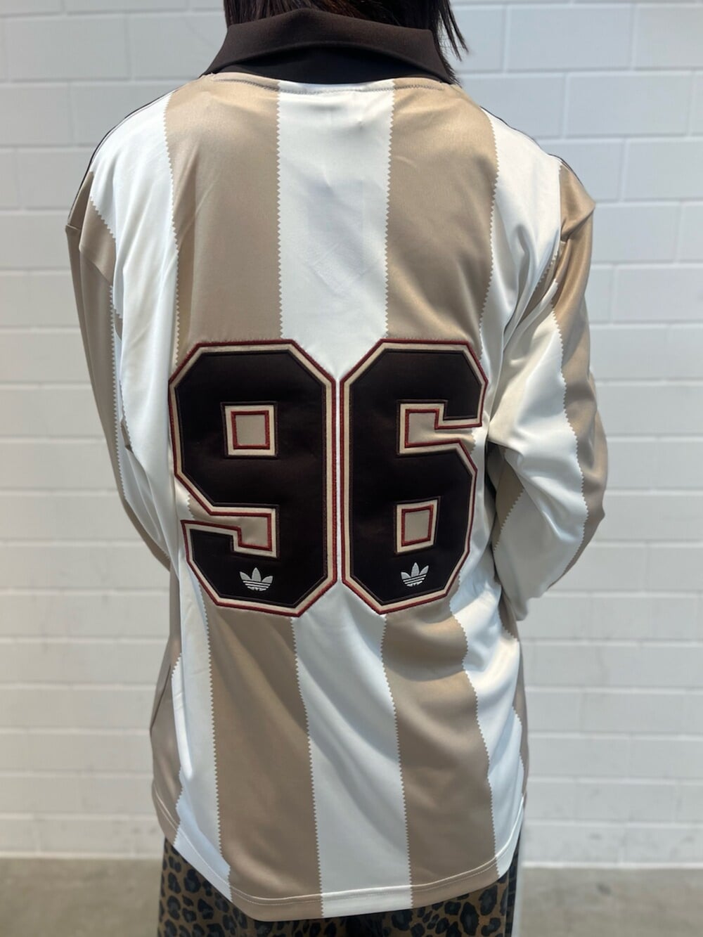 ブラック系のショルダーバッグ、ブラック系のスニーカー、ホワイト系のトップスを着用したレディースの冬コーディネートの5枚目の写真